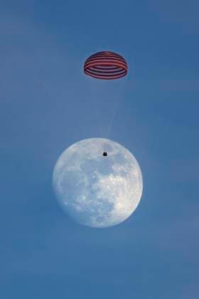 ALXA, CHINA - MAY 29: The return capsule of China s Shenzhou-22 spaceship descends under parachute at the Dongfeng landing site on May 29, 2026 in Inner Mongolia Autonomous Region of China. After a historic 210-day orbital stay that set a new record for the longest in-orbit duration by a Chinese taikonaut crew, the Shenzhou-21 astronauts concluded their extraordinary space journey on Friday by returning to Earth aboard the Shenzhou-22 spacecraft.  Copyright: xVCGx 111645002921