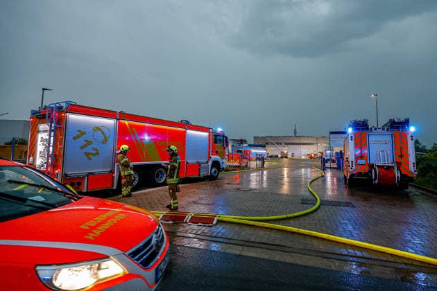 Großbrand in einer Lager- und Logistikhalle Blick auf die Lagerhalle. GTLF (links), TLF (rechts) Hannover-Anderten Lohweg 7, Gewerbegebiet Niedersachsen, Region Hannover Germany *** Large fire in a warehouse and logistics hall View of the warehouse GTLF left, TLF right Hanover Anderten Lohweg 7, Niedersachsen industrial estate, Hanover region Germany
