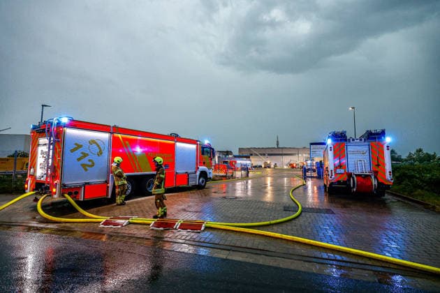 Großbrand in einer Lager- und Logistikhalle Blick auf die Lagerhalle. GTLF (links), TLF (rechts) Hannover-Anderten Lohweg 7, Gewerbegebiet Niedersachsen, Region Hannover Germany *** Large fire in a warehouse and logistics hall View of the warehouse GTLF left, TLF right Hanover Anderten Lohweg 7, Niedersachsen industrial estate, Hanover region Germany