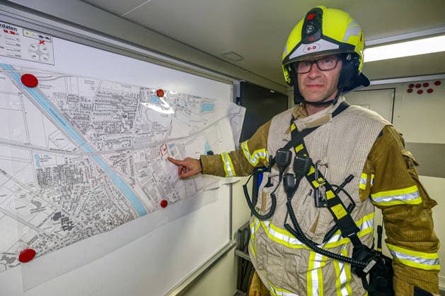 Großbrand in einer Lager- und Logistikhalle Einsatzleitwagen (ELW 3) der Feuerwehr Hannover, Stabsraum, Kristof Schwake, Pressesprecher Feuerwehr Hannover Hannover-Anderten Lohweg 7, Gewerbegebiet Niedersachsen, Region Hannover Germany *** Major fire in a warehouse and logistics hall Command vehicle ELW 3 of the Hanover Fire Department, staff room, Kristof Schwake, Press spokesman, Hanover Fire Department Hanover Anderten Lohweg 7, Lower Saxony industrial estate, Hanover region Germany