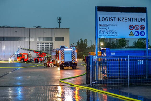 Großbrand in einer Lager- und Logistikhalle Haupteinfahr zur Lagerhalle, Löschfahrzeuge und Drehleiter der Feuerwehr Hannover im Hintergrund Hannover-Anderten Lohweg 7, Gewerbegebiet Niedersachsen, Region Hannover Germany *** Major fire in a warehouse and logistics hall Main entrance to the warehouse, fire engines and turntable ladder of the Hanover fire department in the background Hanover Anderten Lohweg 7, Lower Saxony industrial estate, Hanover region Germany