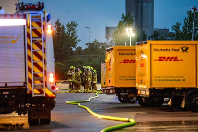 Großbrand in einer Lager- und Logistikhalle Feuerwehrleute besprechen sich. Hannover-Anderten Lohweg 7, Gewerbegebiet Niedersachsen, Region Hannover Germany *** Major fire in a warehouse and logistics hall Firefighters discuss Hanover Anderten Lohweg 7, industrial estate Lower Saxony, Hanover region Germany