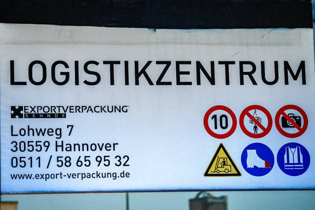 Großbrand in einer Lager- und Logistikhalle Firmenschild mit Sicherheitshinweisen am Haupteingang. Hannover-Anderten Lohweg 7, Gewerbegebiet Niedersachsen, Region Hannover Germany *** Major fire in a warehouse and logistics hall Company sign with safety instructions at the main entrance Hanover Anderten Lohweg 7, Lower Saxony industrial estate, Hanover region Germany