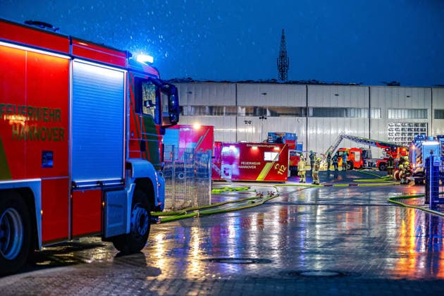 Großbrand in einer Lager- und Logistikhalle GTLF (links), Einsatzhygiene Komponente (Mitte), Drehleiter im HIntergrund Hannover-Anderten Lohweg 7, Gewerbegebiet Niedersachsen, Region Hannover Germany *** Large fire in a warehouse and logistics hall GTLF left, emergency hygiene component center, turntable ladder in the background Hanover Anderten Lohweg 7, Lower Saxony industrial estate, Hanover region Germany