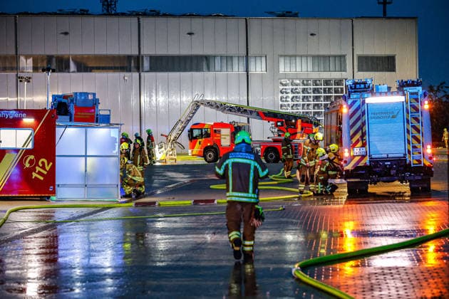 Großbrand in einer Lager- und Logistikhalle Einsatzhygiene Komponente (Mitte), Drehleiter im HIntergrund Hannover-Anderten Lohweg 7, Gewerbegebiet Niedersachsen, Region Hannover Germany *** Major fire in a warehouse and logistics hall Hygiene component center, turntable ladder in the background Hanover Anderten Lohweg 7, Niedersachsen industrial estate, Hanover region Germany