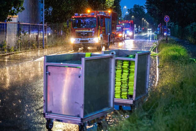 Großbrand in einer Lager- und Logistikhalle Zwei Container mit Löschschläuchen zum Verlegen für eine lange Wegstrecke im Starkregen. Hannover-Anderten Lohweg 7, Gewerbegebiet Niedersachsen, Region Hannover Germany *** Large fire in a warehouse and logistics hall Two containers with fire hoses for laying for a long distance in heavy rain Hanover Anderten Lohweg 7, Lower Saxony industrial estate, Hanover region Germany