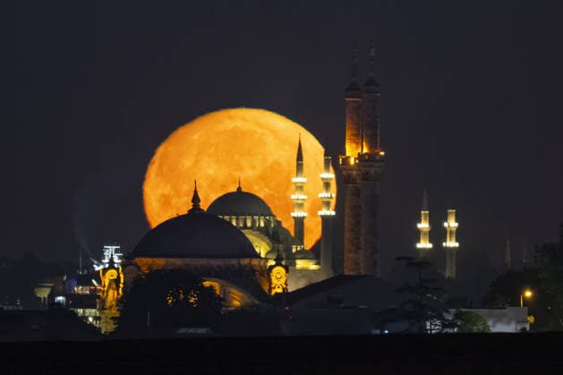 Full moon in Istanbul ISTANBUL, TURKIYE - MAY 30: Full moon rises over the historical peninsula, aligning with the Grand Mecidiye Mosque (Ortakoy Mosque) in the foreground and the Suleymaniye Mosque in the background in Istanbul, Turkiye, on May 30, 2026. Isa Terli Anadolu Istanbul Turkey. Editorial use only. Please get in touch for any other usage.  Copyright: x2026xAnadoluxIsaxTerlix