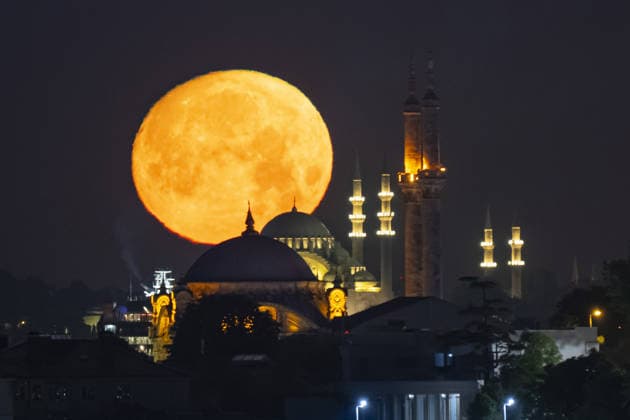 Full moon in Istanbul ISTANBUL, TURKIYE - MAY 30: Full moon rises over the historical peninsula, aligning with the Grand Mecidiye Mosque (Ortakoy Mosque) in the foreground and the Suleymaniye Mosque in the background in Istanbul, Turkiye, on May 30, 2026. Isa Terli Anadolu Istanbul Turkey. Editorial use only. Please get in touch for any other usage.  Copyright: x2026xAnadoluxIsaxTerlix