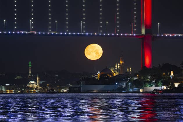 Full moon in Istanbul ISTANBUL, TURKIYE - MAY 30: Full moon rises over Istanbul, aligning with the 15. July Martyrs Bridge, the Grand Mecidiye Mosque (foreground), the Suleymaniye Mosque (background), the Beyazit Tower (left), and the New Mosque (bottom left), in the background in Istanbul, Turkiye, on May 30, 2026. Isa Terli Anadolu Istanbul Turkey. Editorial use only. Please get in touch for any other usage.  Copyright: x2026xAnadoluxIsaxTerlix