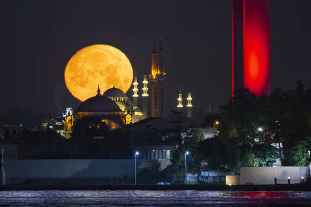Full moon in Istanbul ISTANBUL, TURKIYE - MAY 30: Full moon rises over the historical peninsula, aligning with the Grand Mecidiye Mosque (Ortakoy Mosque) in the foreground and the Suleymaniye Mosque in the background in Istanbul, Turkiye, on May 30, 2026. Isa Terli Anadolu Istanbul Turkey. Editorial use only. Please get in touch for any other usage.  Copyright: x2026xAnadoluxIsaxTerlix