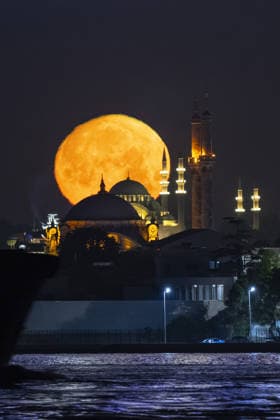 Full moon in Istanbul ISTANBUL, TURKIYE - MAY 30: Full moon rises over the historical peninsula, aligning with the Grand Mecidiye Mosque (Ortakoy Mosque) in the foreground and the Suleymaniye Mosque in the background in Istanbul, Turkiye, on May 30, 2026. Isa Terli Anadolu Istanbul Turkey. Editorial use only. Please get in touch for any other usage.  Copyright: x2026xAnadoluxIsaxTerlix