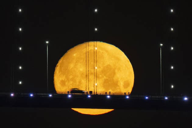 Full moon in Istanbul ISTANBUL, TURKIYE - MAY 30: Full moon rises over the 15 July Martyrs Bridge as vehicles pass across the Bosphorus in Istanbul, Turkiye, on May 30, 2026. The alignment of the celestial event with the city s iconic suspension bridge and the evening traffic created a picturesque cityscape. Isa Terli Anadolu Istanbul Turkey. Editorial use only. Please get in touch for any other usage.  Copyright: x2026xAnadoluxIsaxTerlix