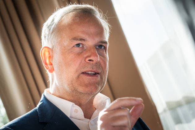 Leif-Erik Holm, Landesvorsitzender und Spitzenkandidat zur Landtagswahl. vor Beginn des Landesparteitags im Gespräch mit Journalisten;Landesparteitag AfD Mecklenburg-Vorpommern in Grimmen, Grimmen Mecklenburg-Vorpommern Deutschland Kulturhaus Treffpunkt Europas *** Leif Erik Holm, state chairman and top candidate for the state parliamentary elections in conversation with journalists before the start of the state party conference AfD Mecklenburg-Vorpommern state party conference in Grimmen, Grimmen Mecklenburg-Vorpommern Germany Kulturhaus Treffpunkt Europas