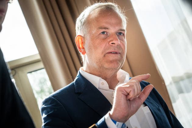 Leif-Erik Holm, Landesvorsitzender und Spitzenkandidat zur Landtagswahl. vor Beginn des Landesparteitags im Gespräch mit Journalisten;Landesparteitag AfD Mecklenburg-Vorpommern in Grimmen, Grimmen Mecklenburg-Vorpommern Deutschland Kulturhaus Treffpunkt Europas *** Leif Erik Holm, state chairman and top candidate for the state parliamentary elections in conversation with journalists before the start of the state party conference AfD Mecklenburg-Vorpommern state party conference in Grimmen, Grimmen Mecklenburg-Vorpommern Germany Kulturhaus Treffpunkt Europas