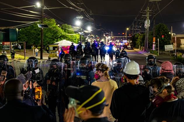 May 29, 2026, Newark, New Jersey, USA: New Jersey State Troopers in riot gear face off with protesters outside the Delaney Hall immigration detention center in Newark. Newark USA - ZUMAh196 20260529_znp_h196_009 Copyright: xTomxHudsonx