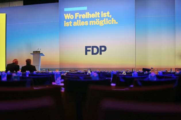 Berlin, Deutschland, 30.05.2026: Estrel: 77. Bundesparteitag der FDP: Zwei Delegierte sitzen vor Beginn im Plenum *** Berlin, Germany, 30 05 2026 Estrel 77 Federal Party Conference of the FDP Two delegates sit in the plenary before the start Copyright: xdtsxNachrichtenagenturx dts_121105