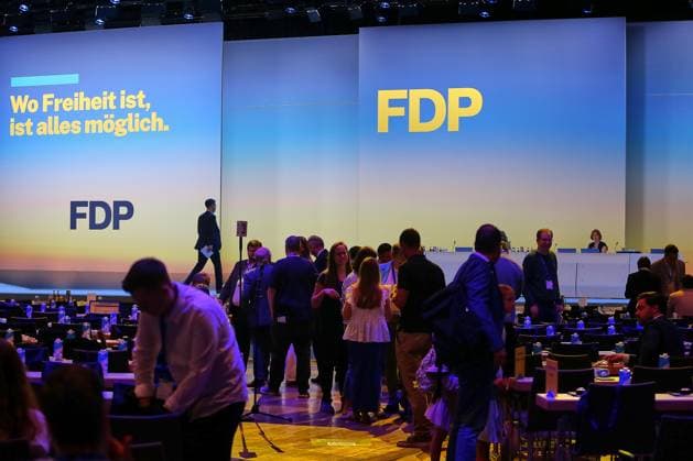 Berlin, Deutschland, 30.05.2026: Estrel: 77. Bundesparteitag der FDP: Delegierte kommen vor Beginn ins Plenum *** Berlin, Germany, 30 05 2026 Estrel 77 Federal Party Conference of the FDP Delegates enter the plenum before the start Copyright: xdtsxNachrichtenagenturx dts_121106