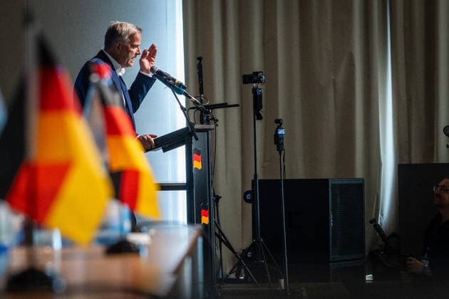 Leif-Erik Holm, Landesvorsitzender und Spitzenkandidat zur Landtagswahl. hält die Eröffnungsrede vor dem Landesparteitag;Landesparteitag AfD Mecklenburg-Vorpommern in Grimmen, Grimmen Mecklenburg-Vorpommern Deutschland Kulturhaus Treffpunkt Europas *** Leif Erik Holm, state chairman and top candidate for the state parliamentary elections gives the opening speech before the state party conference AfD Mecklenburg-Vorpommern state party conference in Grimmen, Grimmen Mecklenburg-Vorpommern Germany Kulturhaus Treffpunkt Europas