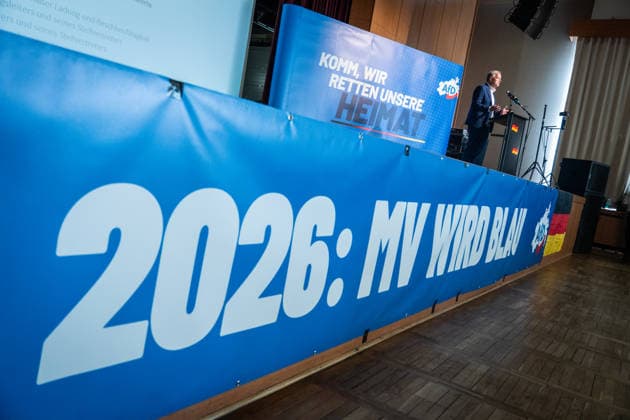 Leif-Erik Holm, Landesvorsitzender und Spitzenkandidat zur Landtagswahl. hält die Eröffnungsrede vor dem Landesparteitag;Landesparteitag AfD Mecklenburg-Vorpommern in Grimmen, Grimmen Mecklenburg-Vorpommern Deutschland Kulturhaus Treffpunkt Europas *** Leif Erik Holm, state chairman and top candidate for the state parliamentary elections gives the opening speech before the state party conference AfD Mecklenburg Vorpommern state party conference in Grimmen, Grimmen Mecklenburg Vorpommern Germany Kulturhaus Treffpunkt Europas
