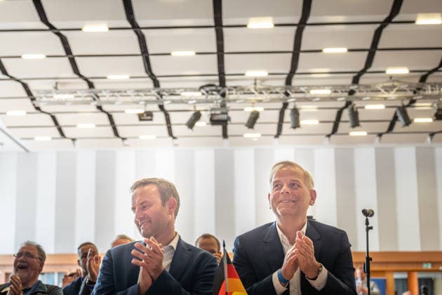 Die AfD-Landesvorsitzenden Enrico Schult und Leif-Erik Holm (von rechts) in der ersten Reihe des Veranstaltungsssals;Landesparteitag AfD Mecklenburg-Vorpommern in Grimmen, Grimmen Mecklenburg-Vorpommern Deutschland Kulturhaus Treffpunkt Europas *** The AfD state chairmen Enrico Schult and Leif Erik Holm from the right in the front row of the AfD Mecklenburg-Vorpommern state party conference in Grimmen, Grimmen Mecklenburg-Vorpommern Germany Kulturhaus Treffpunkt Europas