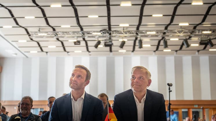 Die AfD-Landesvorsitzenden Enrico Schult und Leif-Erik Holm (von rechts) in der ersten Reihe des Veranstaltungsssals;Landesparteitag AfD Mecklenburg-Vorpommern in Grimmen, Grimmen Mecklenburg-Vorpommern Deutschland Kulturhaus Treffpunkt Europas *** The AfD state chairmen Enrico Schult and Leif Erik Holm from the right in the front row of the AfD Mecklenburg-Vorpommern state party conference in Grimmen, Grimmen Mecklenburg-Vorpommern Germany Kulturhaus Treffpunkt Europas