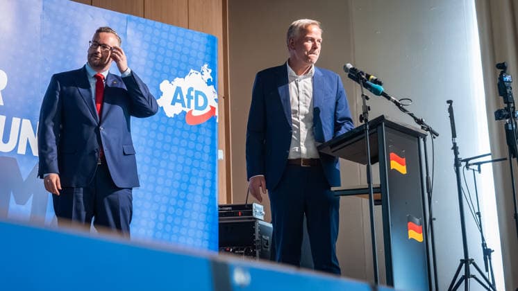 Leif-Erik Holm, Landesvorsitzender und Spitzenkandidat zur Landtagswahl, gemeinsam mit Sebastian Münzenmaier (rote Krawatte) auf der Bühne des Saals;Landesparteitag AfD Mecklenburg-Vorpommern in Grimmen, Grimmen Mecklenburg-Vorpommern Deutschland Kulturhaus Treffpunkt Europas *** Leif Erik Holm, state chairman and top candidate for the state election, together with Sebastian Münzenmaier red tie on the stage of the hall State party conference AfD Mecklenburg Vorpommern in Grimmen, Grimmen Mecklenburg Vorpommern Germany Kulturhaus Treffpunkt Europas