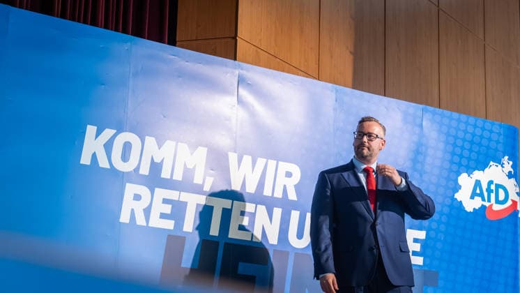 Sebastian Münzenmaier auf der Bühne des Saals;Landesparteitag AfD Mecklenburg-Vorpommern in Grimmen, Grimmen Mecklenburg-Vorpommern Deutschland Kulturhaus Treffpunkt Europas *** Sebastian Münzenmaier on the stage of the hall State party conference AfD Mecklenburg Vorpommern in Grimmen, Grimmen Mecklenburg Vorpommern Germany Kulturhaus Treffpunkt Europas