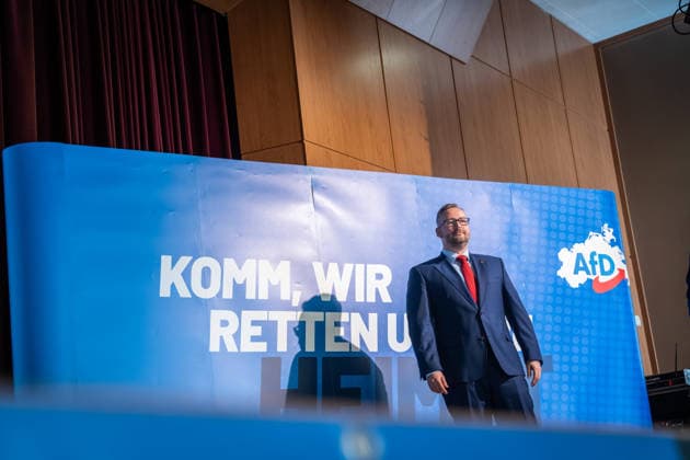Sebastian Münzenmaier auf der Bühne des Saals;Landesparteitag AfD Mecklenburg-Vorpommern in Grimmen, Grimmen Mecklenburg-Vorpommern Deutschland Kulturhaus Treffpunkt Europas *** Sebastian Münzenmaier on the stage of the hall State party conference AfD Mecklenburg Vorpommern in Grimmen, Grimmen Mecklenburg Vorpommern Germany Kulturhaus Treffpunkt Europas