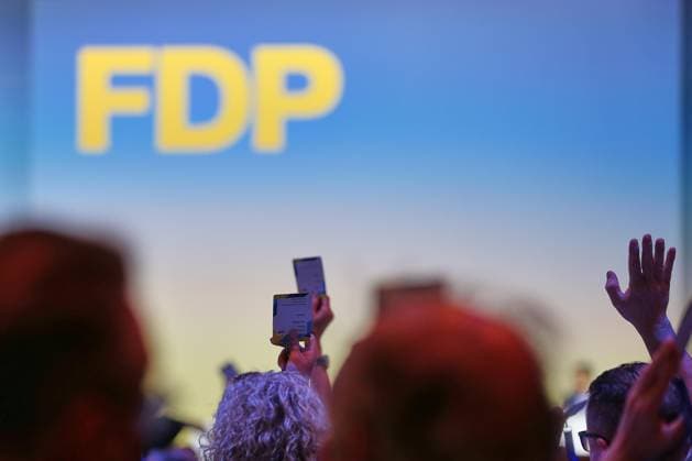 Berlin, Deutschland, 30.05.2026: Estrel: 77. Bundesparteitag der FDP: Delegierte heben ihre Stimmkarte *** Berlin, Germany, 30 05 2026 Estrel 77 Federal Party Conference of the FDP Delegates raise their voting cards Copyright: xdtsxNachrichtenagenturx dts_121124