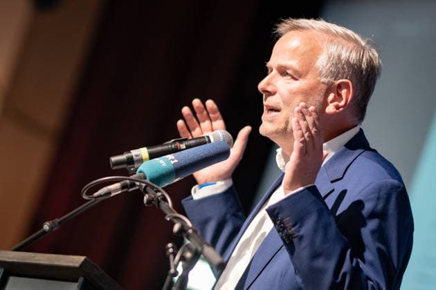 Leif-Erik Holm, Landesvorsitzender und Spitzenkandidat zur Landtagswahl, auf der Bühne des Landesparteitags;Landesparteitag AfD Mecklenburg-Vorpommern in Grimmen, Grimmen Mecklenburg-Vorpommern Deutschland Kulturhaus Treffpunkt Europas *** Leif Erik Holm, state chairman and top candidate for the state parliamentary elections, on stage at the AfD Mecklenburg-Vorpommern state party conference in Grimmen, Grimmen Mecklenburg-Vorpommern Germany Kulturhaus Treffpunkt Europas
