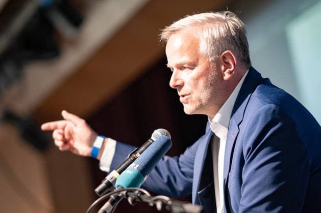 Leif-Erik Holm, Landesvorsitzender und Spitzenkandidat zur Landtagswahl, auf der Bühne des Landesparteitags;Landesparteitag AfD Mecklenburg-Vorpommern in Grimmen, Grimmen Mecklenburg-Vorpommern Deutschland Kulturhaus Treffpunkt Europas *** Leif Erik Holm, state chairman and top candidate for the state parliamentary elections, on stage at the AfD Mecklenburg-Vorpommern state party conference in Grimmen, Grimmen Mecklenburg-Vorpommern Germany Kulturhaus Treffpunkt Europas