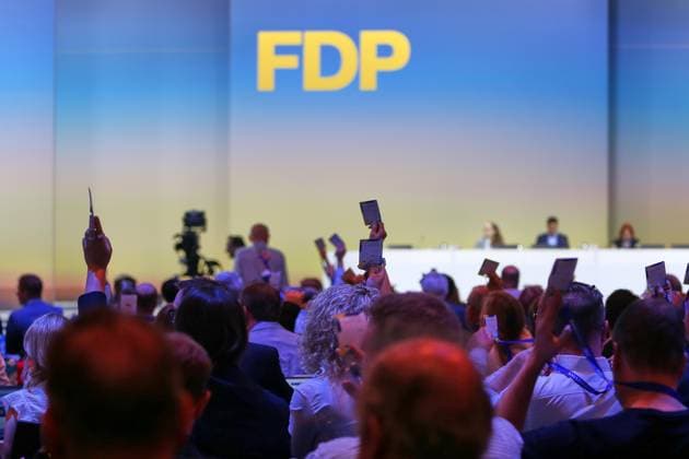 Berlin, Deutschland, 30.05.2026: Estrel: 77. Bundesparteitag der FDP: Delegierte heben ihre Stimmkarte *** Berlin, Germany, 30 05 2026 Estrel 77 Federal Party Conference of the FDP Delegates raise their voting cards Copyright: xdtsxNachrichtenagenturx dts_121126