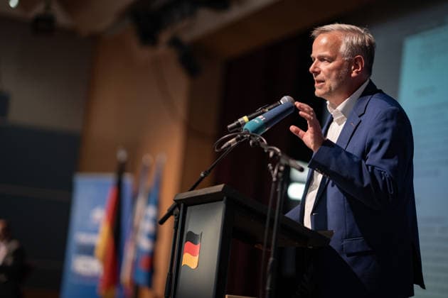 Leif-Erik Holm, Landesvorsitzender und Spitzenkandidat zur Landtagswahl, auf der Bühne des Landesparteitags;Landesparteitag AfD Mecklenburg-Vorpommern in Grimmen, Grimmen Mecklenburg-Vorpommern Deutschland Kulturhaus Treffpunkt Europas *** Leif Erik Holm, state chairman and top candidate for the state parliamentary elections, on stage at the AfD Mecklenburg-Vorpommern state party conference in Grimmen, Grimmen Mecklenburg-Vorpommern Germany Kulturhaus Treffpunkt Europas