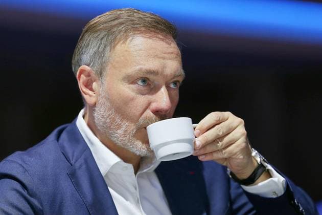 Berlin, Deutschland, 30.05.2026: Estrel: 77. Bundesparteitag der FDP: Christian Lindner trinkt aus einer Tasse *** Berlin, Germany, 30 05 2026 Estrel 77 FDP Federal Party Conference Christian Lindner drinks from a cup Copyright: xdtsxNachrichtenagenturx dts_121130