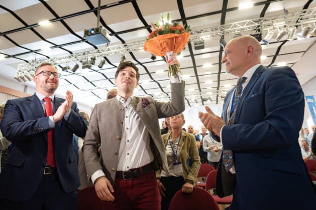 Dario Seifert, erster AfD-Generalsekretär im Landesverband MV direkt nach seiner Wahl, mit Sebastian Münzenmaier MdB (links) und Enrico Komning, MdB (rechts);Landesparteitag AfD Mecklenburg-Vorpommern in Grimmen, Grimmen Mecklenburg-Vorpommern Deutschland Kulturhaus Treffpunkt Europas *** Dario Seifert, first AfD General Secretary in the state association of Mecklenburg-Vorpommern directly after his election, with Sebastian Münzenmaier, Member of the Bundestag on the left and Enrico Komning, Member of the Bundestag on the right State party conference AfD Mecklenburg-Vorpommern in Grimmen, Grimmen Mecklenburg-Vorpommern Germany Kulturhaus Treffpunkt Europas