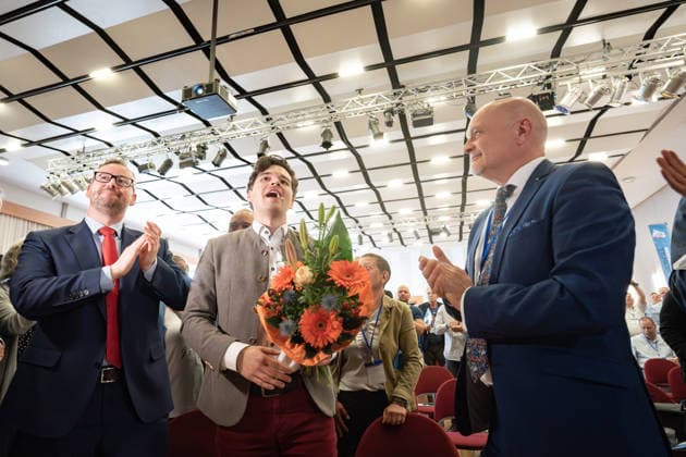 Dario Seifert, erster AfD-Generalsekretär im Landesverband MV direkt nach seiner Wahl, mit Sebastian Münzenmaier MdB (links) und Enrico Komning, MdB (rechts);Landesparteitag AfD Mecklenburg-Vorpommern in Grimmen, Grimmen Mecklenburg-Vorpommern Deutschland Kulturhaus Treffpunkt Europas *** Dario Seifert, first AfD General Secretary in the state association of Mecklenburg-Vorpommern directly after his election, with Sebastian Münzenmaier, Member of the Bundestag on the left and Enrico Komning, Member of the Bundestag on the right State party conference AfD Mecklenburg-Vorpommern in Grimmen, Grimmen Mecklenburg-Vorpommern Germany Kulturhaus Treffpunkt Europas