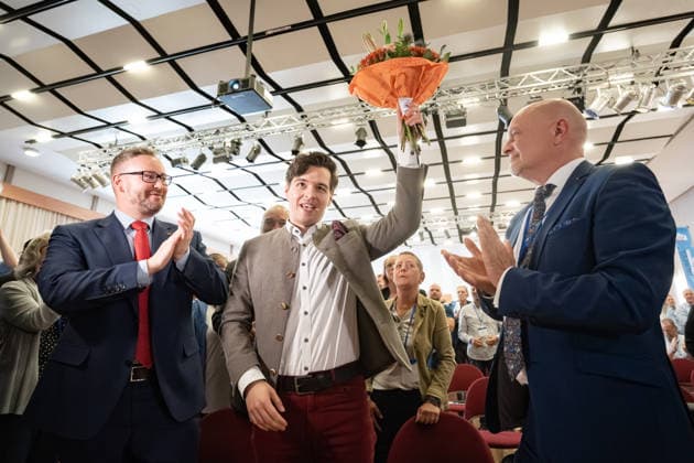 Dario Seifert, erster AfD-Generalsekretär im Landesverband MV direkt nach seiner Wahl, mit Sebastian Münzenmaier MdB (links) und Enrico Komning, MdB (rechts);Landesparteitag AfD Mecklenburg-Vorpommern in Grimmen, Grimmen Mecklenburg-Vorpommern Deutschland Kulturhaus Treffpunkt Europas *** Dario Seifert, first AfD Secretary General in the state association of Mecklenburg-Vorpommern directly after his election, with Sebastian Münzenmaier, Member of the Bundestag on the left and Enrico Komning, Member of the Bundestag on the right State party conference AfD Mecklenburg-Vorpommern in Grimmen, Grimmen Mecklenburg-Vorpommern Germany Kulturhaus Treffpunkt Europas
