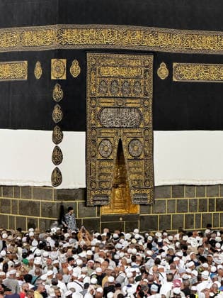 Muslim pilgrims perform farewell circumambulation, begin leaving Kaaba MECCA, SAUDI ARABIA - MAY 30: Muslim pilgrims perform the farewell circumambulation (Tawaf al-Wadaa) at the Kaaba before departing the holy city of Mecca, Saudi Arabia on May 30, 2026. Prior to this final ritual completing their Hajj pilgrimage, they fulfilled their duty of waqfah in Arafat and Muzdalifah on the eve of Eid al-Adha, proceeded to Jamarat to throw pebbles at the Akaba jamrah (the grand devil), and subsequently performed the visit circumambulation (Tawaf al-Ziyarah) and Sa i. Ali Atmaca Anadolu Mecca Saudi Arabia. Editorial use only. Please get in touch for any other usage.  Copyright: x2026xAnadoluxAlixAtmacax