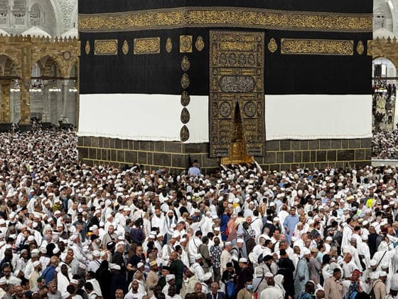 Muslim pilgrims perform farewell circumambulation, begin leaving Kaaba MECCA, SAUDI ARABIA - MAY 30: Muslim pilgrims perform the farewell circumambulation (Tawaf al-Wadaa) at the Kaaba before departing the holy city of Mecca, Saudi Arabia on May 30, 2026. Prior to this final ritual completing their Hajj pilgrimage, they fulfilled their duty of waqfah in Arafat and Muzdalifah on the eve of Eid al-Adha, proceeded to Jamarat to throw pebbles at the Akaba jamrah (the grand devil), and subsequently performed the visit circumambulation (Tawaf al-Ziyarah) and Sa i. Ali Atmaca Anadolu Mecca Saudi Arabia. Editorial use only. Please get in touch for any other usage.  Copyright: x2026xAnadoluxAlixAtmacax