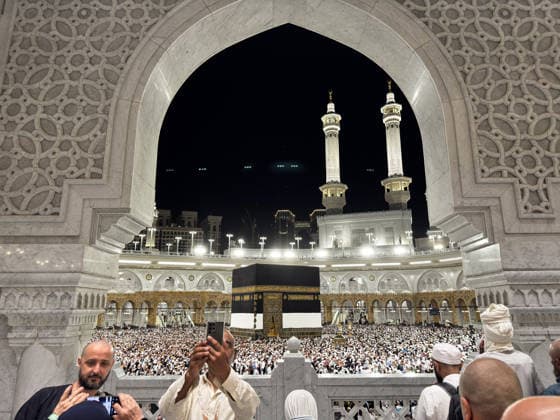 Muslim pilgrims perform farewell circumambulation, begin leaving Kaaba MECCA, SAUDI ARABIA - MAY 30: Muslim pilgrims perform the farewell circumambulation (Tawaf al-Wadaa) at the Kaaba before departing the holy city of Mecca, Saudi Arabia on May 30, 2026. Prior to this final ritual completing their Hajj pilgrimage, they fulfilled their duty of waqfah in Arafat and Muzdalifah on the eve of Eid al-Adha, proceeded to Jamarat to throw pebbles at the Akaba jamrah (the grand devil), and subsequently performed the visit circumambulation (Tawaf al-Ziyarah) and Sa i. Ali Atmaca Anadolu Mecca Saudi Arabia. Editorial use only. Please get in touch for any other usage.  Copyright: x2026xAnadoluxAlixAtmacax