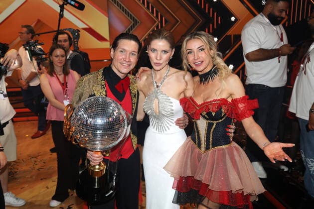 Finale der TV Sendung LetÂ s Dance in Köln Moderatorin Victoria Swarovski, Anna-Carina Woitschack und Evgeny Vinokurov mit beim Finale der 19. Staffel der RTL-Tanzshow LetÂ s Dance im Coloneum Köln NRW Deutschland *** Final of the TV show Lets Dance in Cologne Presenter Victoria Swarovski, Anna Carina Woitschack and Evgeny Vinokurov at the final of the 19th season of the RTL dance show Lets Dance at the Coloneum Cologne NRW Germany Copyright: xMatthiasxGränzdörferx