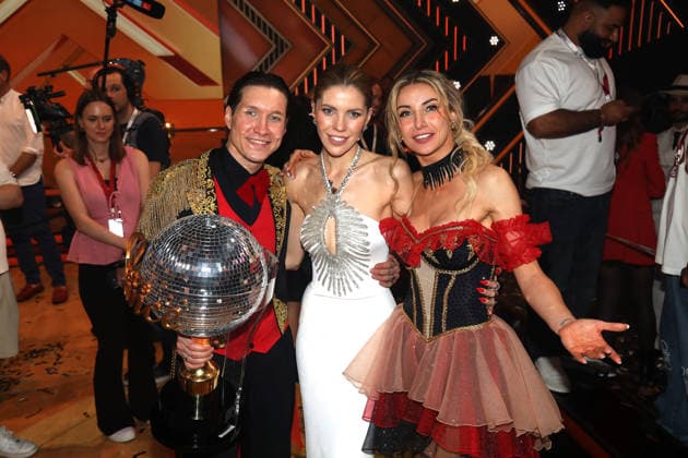 Finale der TV Sendung LetÂ s Dance in Köln Moderatorin Victoria Swarovski, Anna-Carina Woitschack und Evgeny Vinokurov mit beim Finale der 19. Staffel der RTL-Tanzshow LetÂ s Dance im Coloneum Köln NRW Deutschland *** Final of the TV show Lets Dance in Cologne Presenter Victoria Swarovski, Anna Carina Woitschack and Evgeny Vinokurov at the final of the 19th season of the RTL dance show Lets Dance at the Coloneum Cologne NRW Germany Copyright: xMatthiasxGränzdörferx