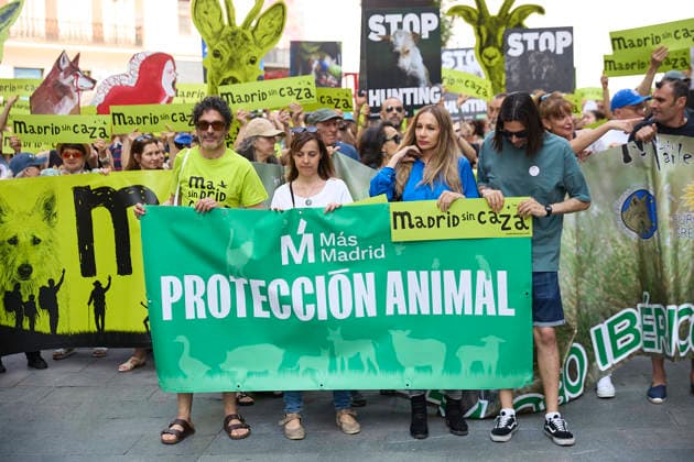 Demonstration Madrid without hunting People carry a banner with the slogan Animal protection during the demonstration against the new Hunting Law of the Community of Madrid, on May 30, 2026, in Madrid Spain Environmental and animal associations unite for the first time in a march under the slogan Madrid without hunting against the draft Law on Hunting and Inland Fishing that the regional government is currently being processed in the Assembly of Madrid 30 MAY 2026 DEMONSTRATION Jesús Hellí Madrid Madrid Madrid Spain  Copyright: xJesusxHellinx 7560104