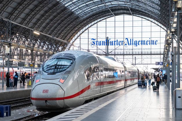 ICE-Zug im Frankfurter Hauptbahnhof vor historischer Bahnhofshalle 30.05.26, Frankfurt: Symbolfoto, Illustrationsbild, Symbolbild, Illustrationsfoto, Alltagsszene Ein Intercity-Express (ICE) der Deutschen Bahn steht im Frankfurter Hauptbahnhof am Bahnsteig. Im Hintergrund ist die markante Stahl- und Glaskonstruktion der historischen Bahnhofshalle mit dem Schriftzug der Frankfurter Allgemeinen Zeitung zu sehen. Reisende bewegen sich auf den Bahnsteigen des bedeutenden Verkehrsknotenpunkts im Herzen Deutschlands. Frankfurt Hessen Deutschland *** ICE train at Frankfurt Central Station in front of historic station concourse 30 05 26, Frankfurt Symbol photo, illustration image, symbol image, illustration photo, everyday scene A Deutsche Bahn Copyright: xThorstenxWagnerx