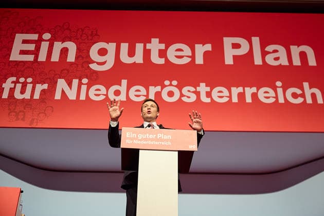 - Vösendorf (NÖ) 30.05.2026 - SPÖ NÖ Landesparteitag - Heute fand in Eventhotel Pyramide der Landesparteitag der SPÖ Niederösterreich mit Wahl des Vorsitzenden statt. PHOTO: SPÖ NÖ Vorsitzender und Landesrat Sven Hergovich bei seiner Rede. - Voesendorf (Lower Austria) - SPOe Lower Austria Regional Party Conference - The Lower Austria Regional Party Conference of the Socialist Party, at which the chairperson was elected, took place today at the Eventhotel Pyramide. SPÖ NÖ Landesparteitag *** Vösendorf NÖ 30 05 2026 SPÖ Lower Austria Regional Party Conference The Lower Austria Regional Party Conference of the Socialist Party, at which the chairperson was elected, took place today at the Eventhotel Pyramide SPÖ Lower Austria Regional Part 