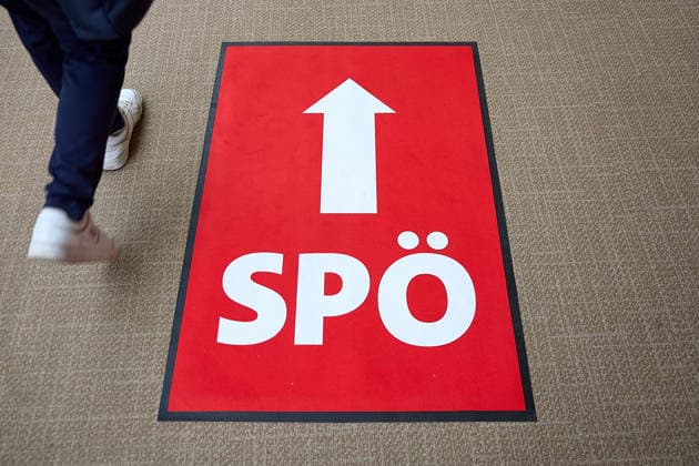 - Vösendorf (NÖ) 30.05.2026 - SPÖ NÖ Landesparteitag - Heute fand in Eventhotel Pyramide der Landesparteitag der SPÖ Niederösterreich mit Wahl des Vorsitzenden statt. PHOTO: Teppiche mit Pfeilen gaben die Richtung zum Landesparteitag vor. - Voesendorf (Lower Austria) - SPOe Lower Austria Regional Party Conference - The Lower Austria Regional Party Conference of the Socialist Party, at which the chairperson was elected, took place today at the Eventhotel Pyramide. SPÖ, Richtung, Ausrichtung, Rückwärtsgang, wegweisend, Richtungswechsel, Kehrtwende, SPÖ NÖ Landesparteitag *** Vösendorf NÖ 30 05 2026 SPÖ Lower Austria Regional Party Conference The Lower Austria Regional Party Conference of the SPÖ Lower Austria took place today at the Even 