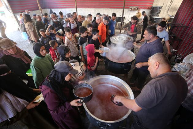 Displaced Palestinians Queue for Free Meals in Nuseirat Camp Displaced Palestinian children and women stand in line to receive free meals from a charity kitchen during the Eid al-Adha holiday in Nuseirat refugee camp, central Gaza Strip, on May 30, 2026. Displaced families in the Gaza Strip continue to rely on community kitchens and humanitarian assistance to meet their basic food needs amid ongoing humanitarian challenges. Hassan Jedi apaimages Nusairat Gaza Strip Palestinian Territory 300526_Nusairat_HJ_00(21) Copyright: xapaimagesxHassanxJedix xapaimagesx