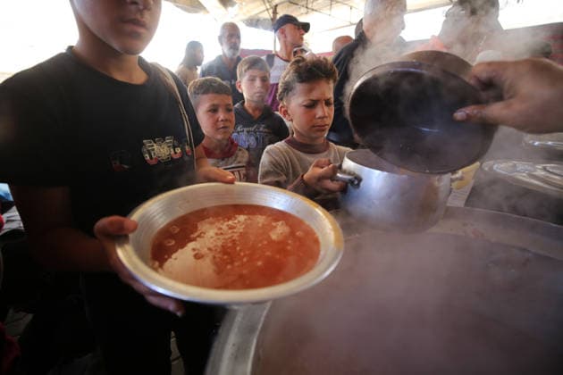Displaced Palestinians Queue for Free Meals in Nuseirat Camp Displaced Palestinian children and women stand in line to receive free meals from a charity kitchen during the Eid al-Adha holiday in Nuseirat refugee camp, central Gaza Strip, on May 30, 2026. Displaced families in the Gaza Strip continue to rely on community kitchens and humanitarian assistance to meet their basic food needs amid ongoing humanitarian challenges. Hassan Jedi apaimages Nusairat Gaza Strip Palestinian Territory 300526_Nusairat_HJ_00(14) Copyright: xapaimagesxHassanxJedix xapaimagesx