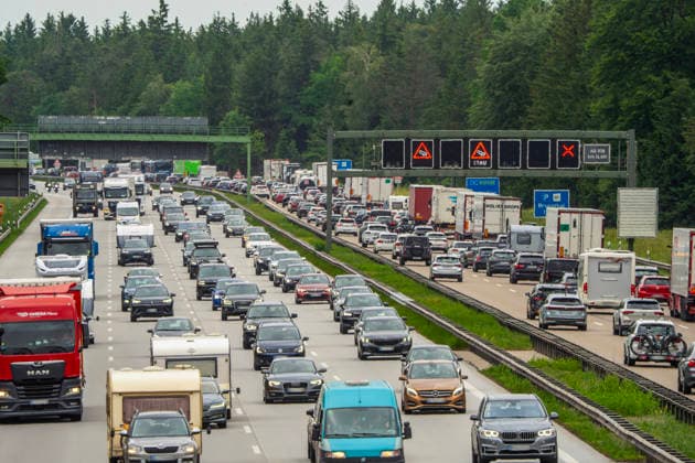 Dichter Reisverkehr mit Stau in beiden Richtungen auf der Autobahn A8, München-Salzburg, heute am Samstag Brenner-Sperre in Tirol, Sauerlach Nähe München, 30. Mai 2026 Deutschland, Sauerlach bei München, 30. Mai 2026, dichter Reiseverkehr mit Stau auf der Autobahn A8 München-Salzburg, viele Autofahrer unterwegsr in Richtung Süden (links), trotz Sperrung der Brennerautobahn in Tirol, Österreich, rechts: starker Verkehr ebenfalls mit Stau in Richtung München, Rückreiseverkehr, Verkehr am Samstag um 13:30 Uhr, Fahrt in den Kurzurlaub, Alpen, Berge, Verkehr, Bayern, *** Dense travel traffic with traffic jam in both directions on the highway A8, Munich Salzburg, today on Saturday Brenner closure in Tyrol, Sauerlach near Munich, May 30,