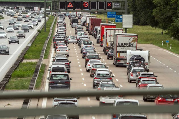 Dichter Reisverkehr mit Stau in beiden Richtungen auf der Autobahn A8, München-Salzburg, heute am Samstag Brenner-Sperre in Tirol, Sauerlach Nähe München, 30. Mai 2026 Deutschland, Sauerlach bei München, 30. Mai 2026, dichter Reiseverkehr mit Stau auf der Autobahn A8 München-Salzburg, viele Autofahrer unterwegsr in Richtung Süden (links), trotz Sperrung der Brennerautobahn in Tirol, Österreich, rechts: starker Verkehr ebenfalls mit Stau in Richtung München, Rückreiseverkehr, am Horizont die Alpenkette, Verkehr am Samstag um 13:30 Uhr, Fahrt in den Kurzurlaub, Alpen, Berge, Verkehr, Bayern, *** Dense travel traffic with traffic jam in both directions on the highway A8, Munich Salzburg, today on Saturday Brenner closure in Tyrol, Sau
